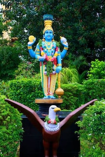 Statues of Maraprabhu and Guruyaur Kesavan
