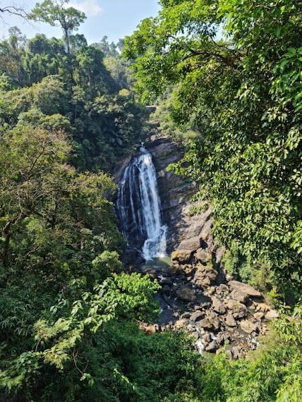 Idukki_Valara_Waterfalls_1