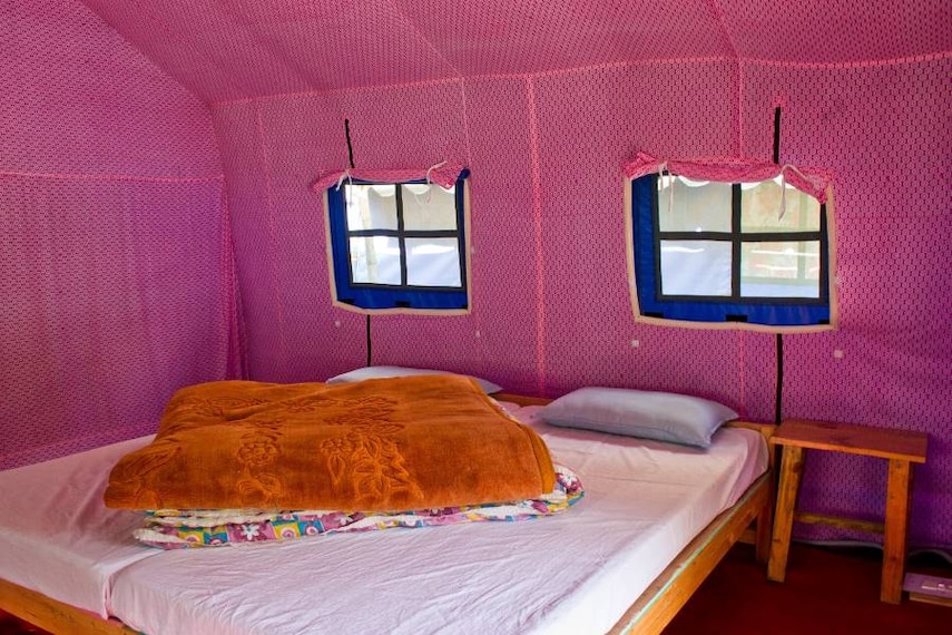 Jibhi_Camping_by_the_Tirthan_River_2