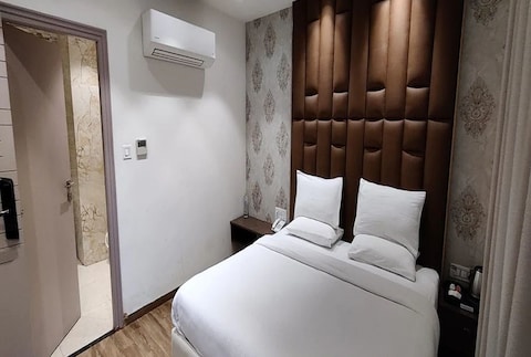 Dayal Hotel
