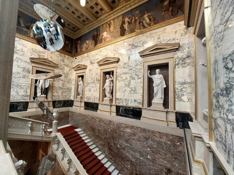 Austrian_Parliament_Building_3