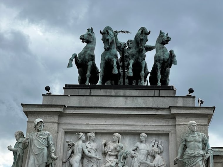 Austrian_Parliament_Building_4
