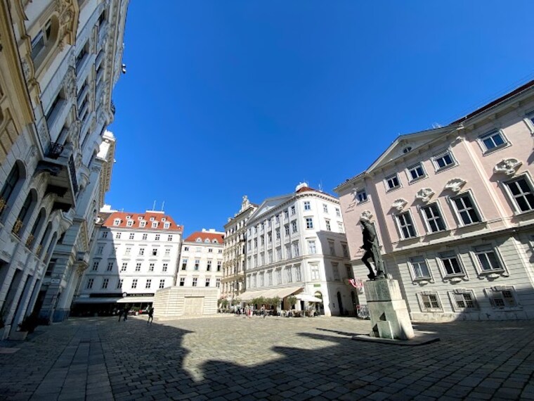 Judenplatz_Holocaust_Memorial_1