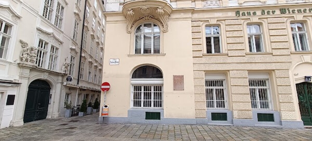 Judenplatz_Holocaust_Memorial_2