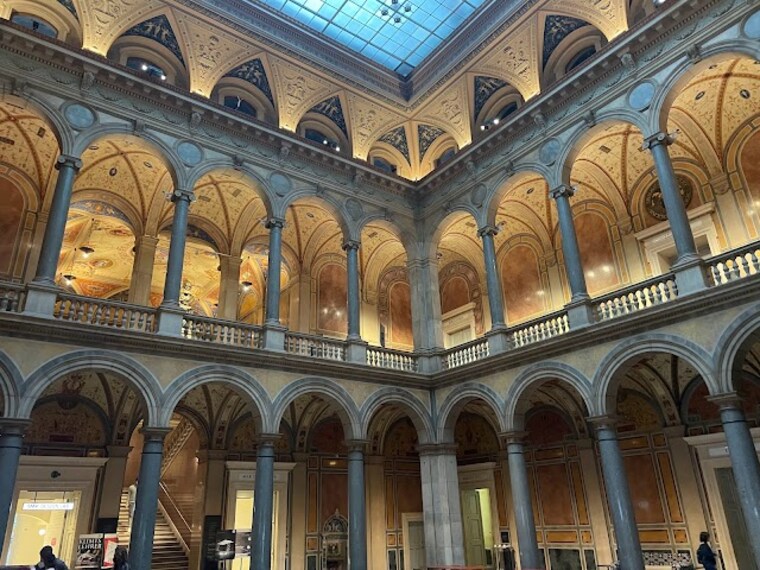 Museum_of_Applied_Arts_4