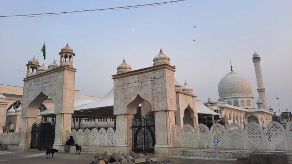 Hazratbal_mosque_2