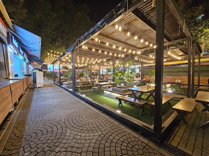 Courtyard - Food Court