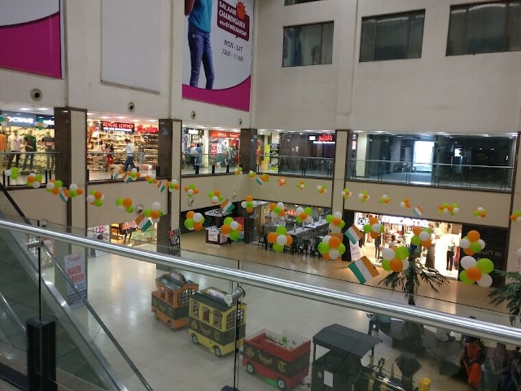 Paras_Downtown_Square_3